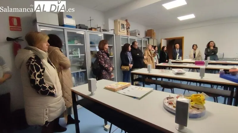 Tras el descubrimiento de la placa, cuatro alumnos guiaron a las autoridades por el centro / CORRAL