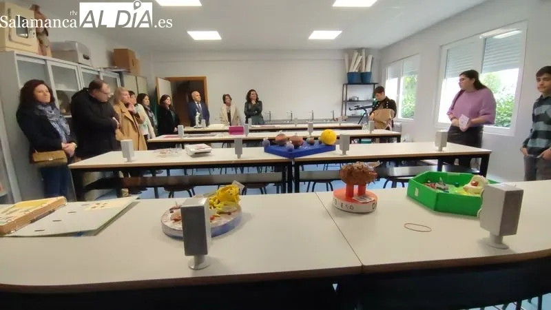 Tras el descubrimiento de la placa, cuatro alumnos guiaron a las autoridades por el centro / CORRAL