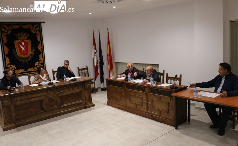 El equipo de Gobierno y los concejales José María Hererro y Antolín Alonso, aprobaban la modicificación de crédito con el voto en contra del PSOE y de Cs / CORRAL