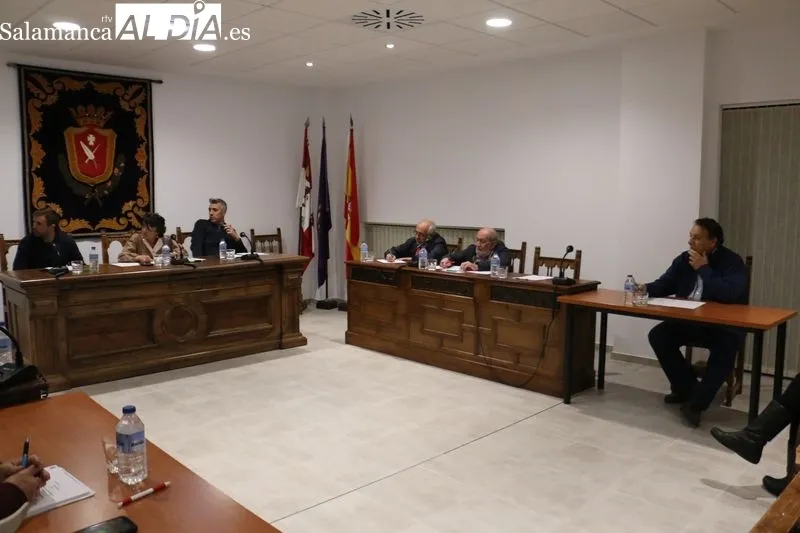 El equipo de Gobierno y los concejales José María Hererro y Antolín Alonso, aprobaban la modicificación de crédito con el voto en contra del PSOE y de Cs / CORRAL