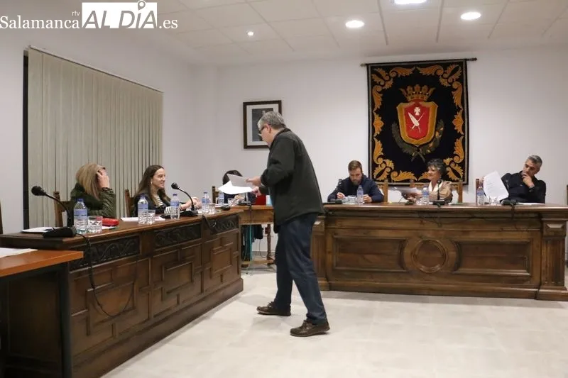 El equipo de Gobierno y los concejales José María Hererro y Antolín Alonso, aprobaban la modicificación de crédito con el voto en contra del PSOE y de Cs / CORRAL