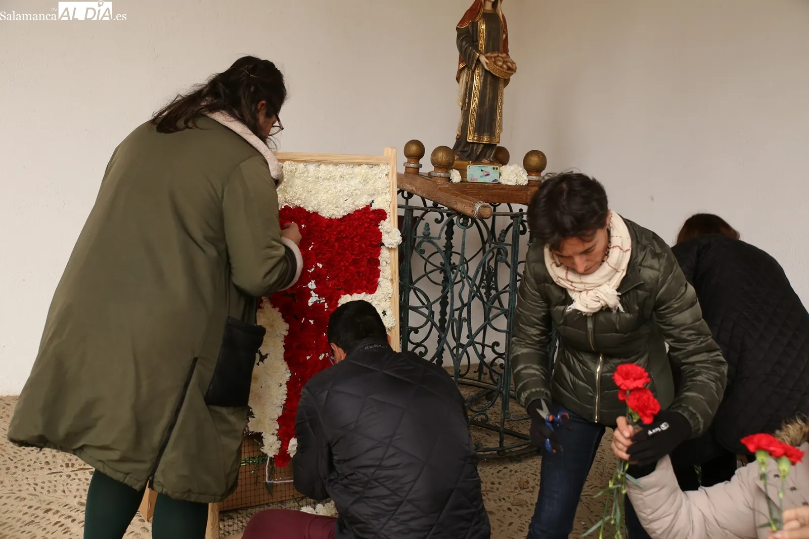 Foto 4 - El preg&oacute;n y la ofrenda floral inician las fiestas del Colegio Santa Isabel
