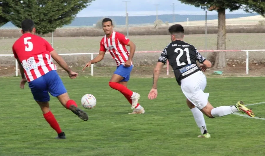 Foto 10 - Un gol de Dylan en el 89&rsquo; permite al Ciudad Rodrigo catar la victoria ante La Pedraja