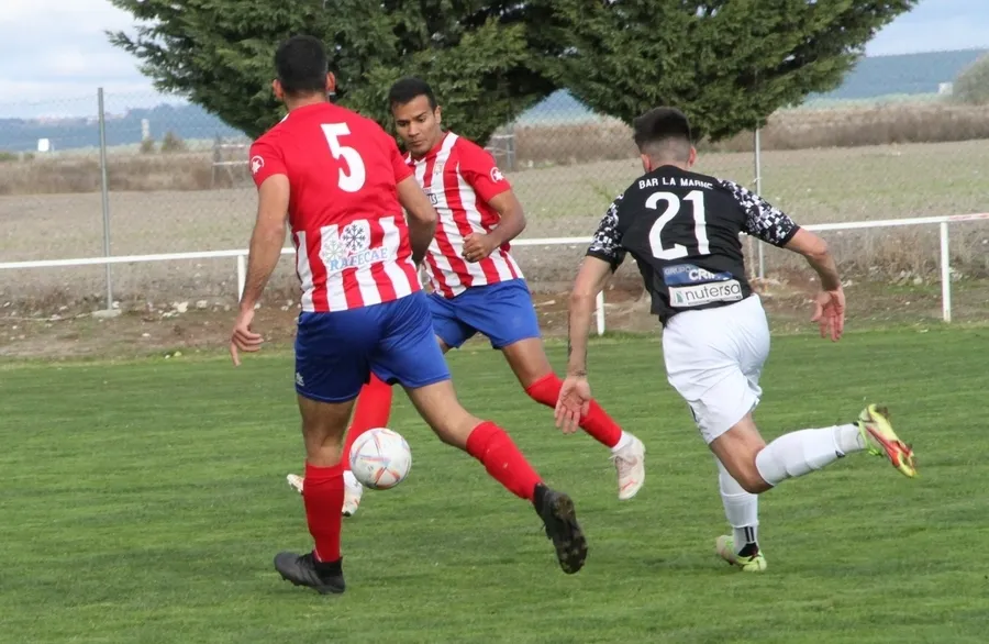 Foto 11 - Un gol de Dylan en el 89&rsquo; permite al Ciudad Rodrigo catar la victoria ante La Pedraja