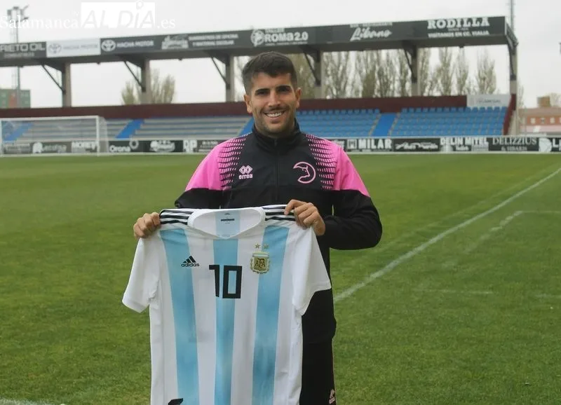 Juampa Barros posa con la camiseta de Argentina de Messi para este medio / Fotos: Carlos Cuervo