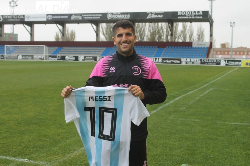 Juampa Barros posa con la camiseta de Argentina de Messi para este medio / Fotos: Carlos Cuervo