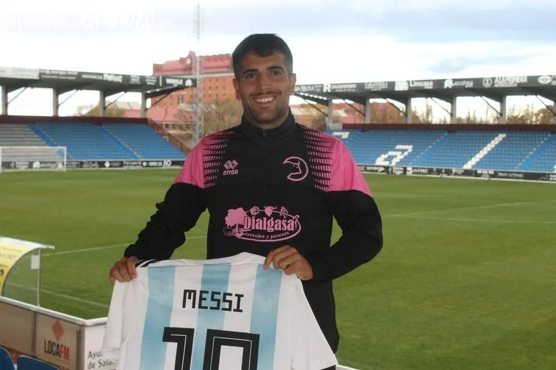 Juampa Barros posa con la camiseta de Argentina de Messi para este medio / Fotos: Carlos Cuervo