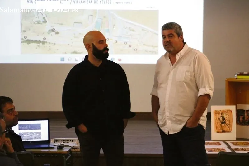 Jorge Páez y el acalde de Villavieja, Jorge Rodríguez, y algunos de los elementos destacados que se incluirán en la que será la primera ruta de arte y naturaleza en Arribes  /  M. C.