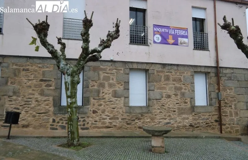 Aspecto que presentan las fachadas de la Casa Consistorial tras habese descubierto la piedra  / CORRAL 