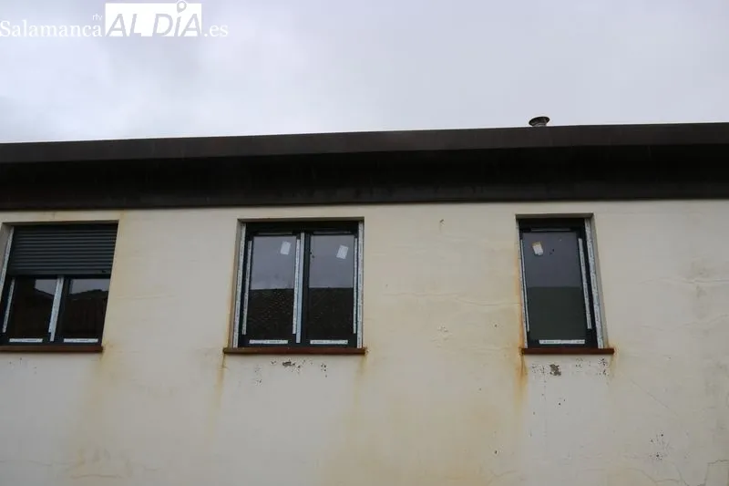 En estos momentos el Ayuntamiento procede a la susitutición de ventanas en la residencia de mayores / CORRAL 