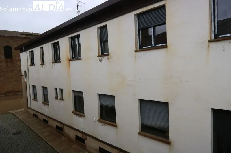 En estos momentos el Ayuntamiento procede a la susitutición de ventanas en la residencia de mayores / CORRAL 