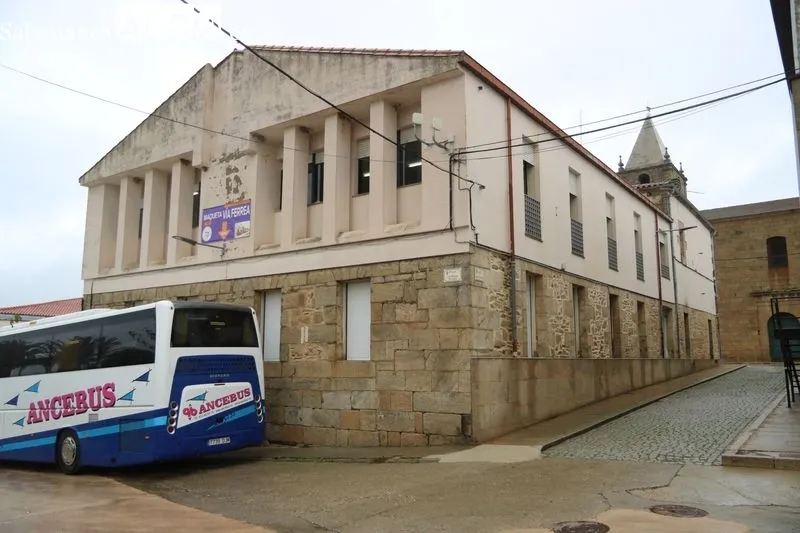 Aspecto que presentan las fachadas de la Casa Consistorial tras habese descubierto la piedra  / CORRAL 