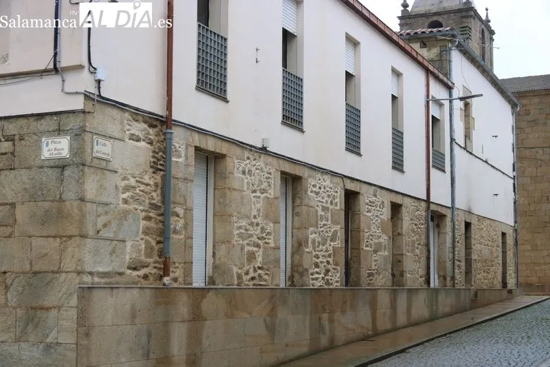 Aspecto que presentan las fachadas de la Casa Consistorial tras habese descubierto la piedra  / CORRAL 