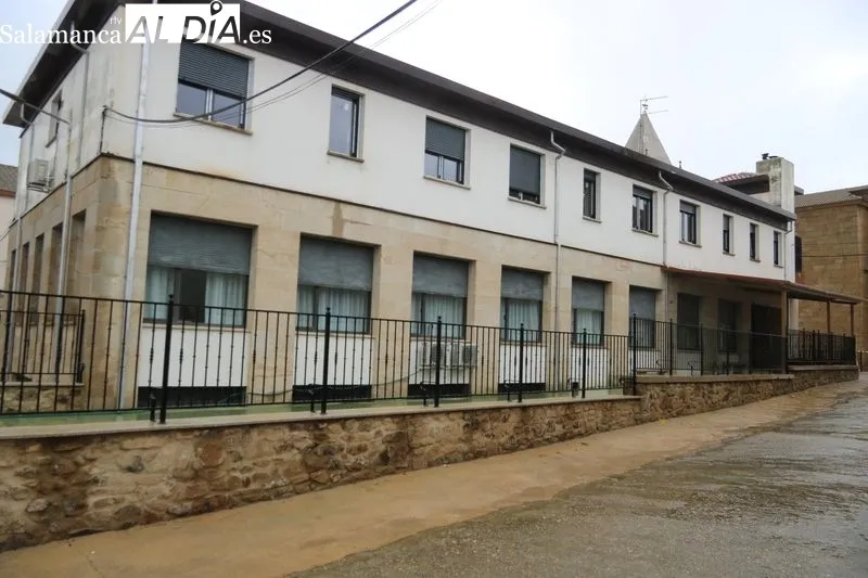 En estos momentos el Ayuntamiento procede a la susitutición de ventanas en la residencia de mayores / CORRAL 