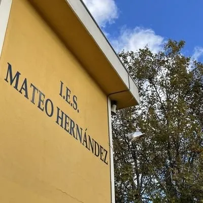 Foto 2 - Acto reivindicativo en el IES Mateo Hern&aacute;ndez para concienciar contra el maltrato a la mujer