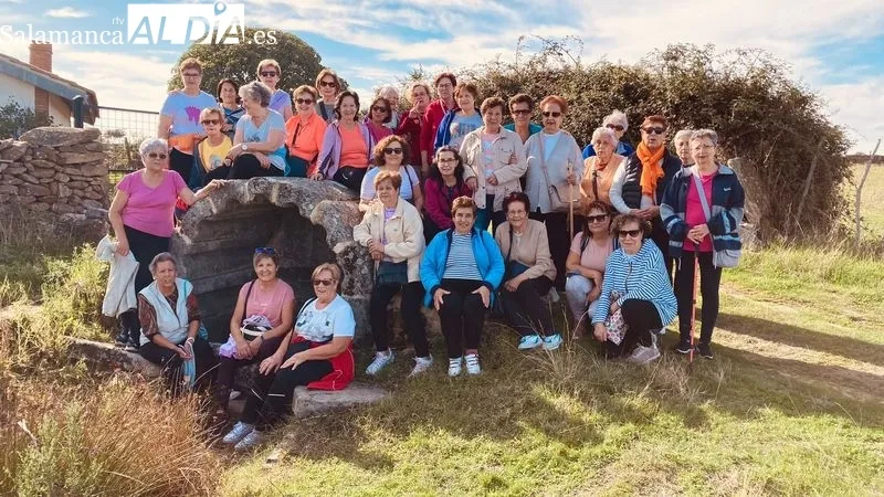 El grupo de Lumbrales visitó la fuente romana existente en el municipio