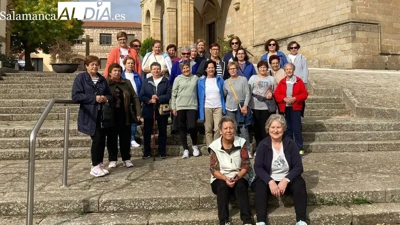 Alumnas de Lumbrales en el acceso a la iglesia parroquial