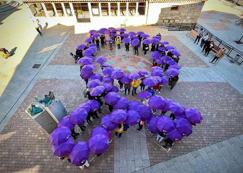 Foto 8 - El gran lazo morado con paraguas que han creado en Carbajosa