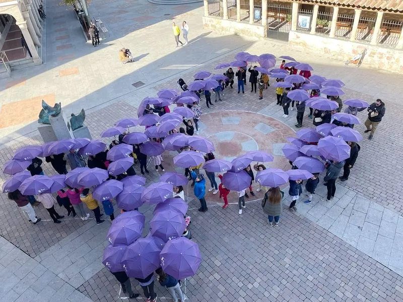 Foto 2 - El gran lazo morado con paraguas que han creado en Carbajosa
