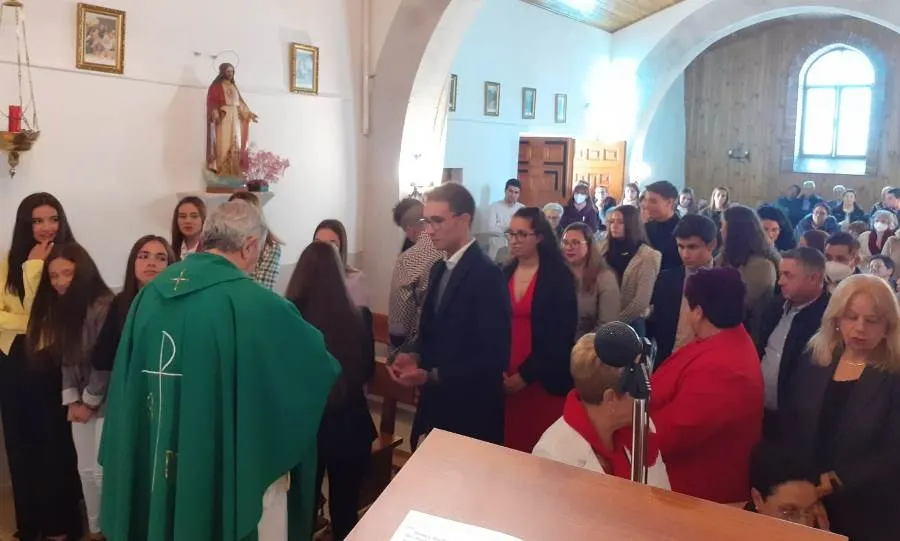 Foto 4 - El Obispo confirma a 14 j&oacute;venes de Diosleguarde