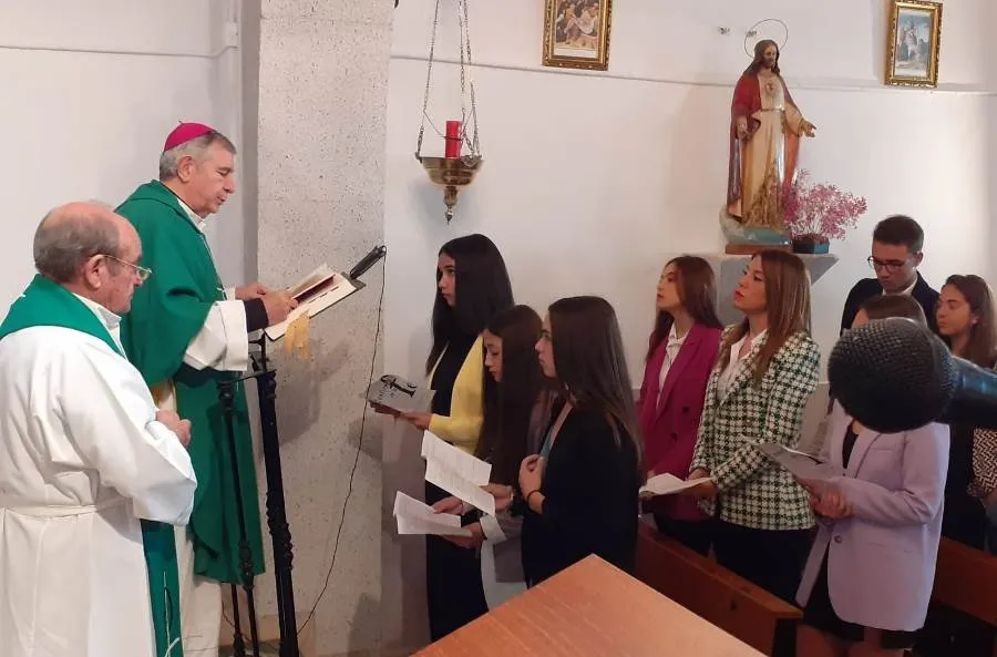Foto 3 - El Obispo confirma a 14 j&oacute;venes de Diosleguarde