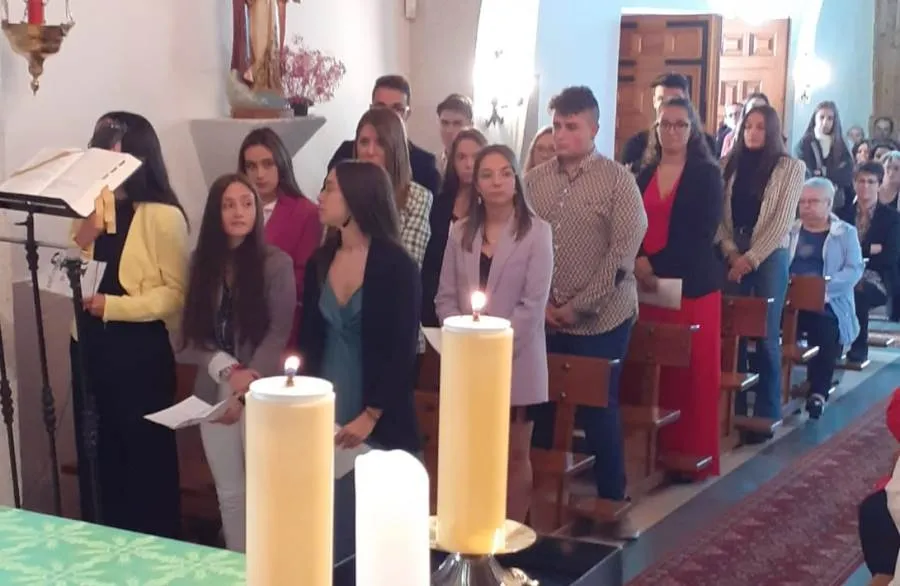 Foto 2 - El Obispo confirma a 14 j&oacute;venes de Diosleguarde