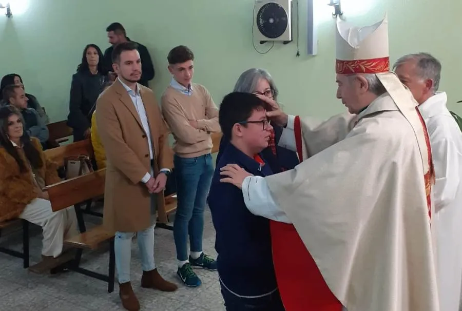 Foto 4 - Confirmados cinco j&oacute;venes en la Parroquia de F&aacute;tima