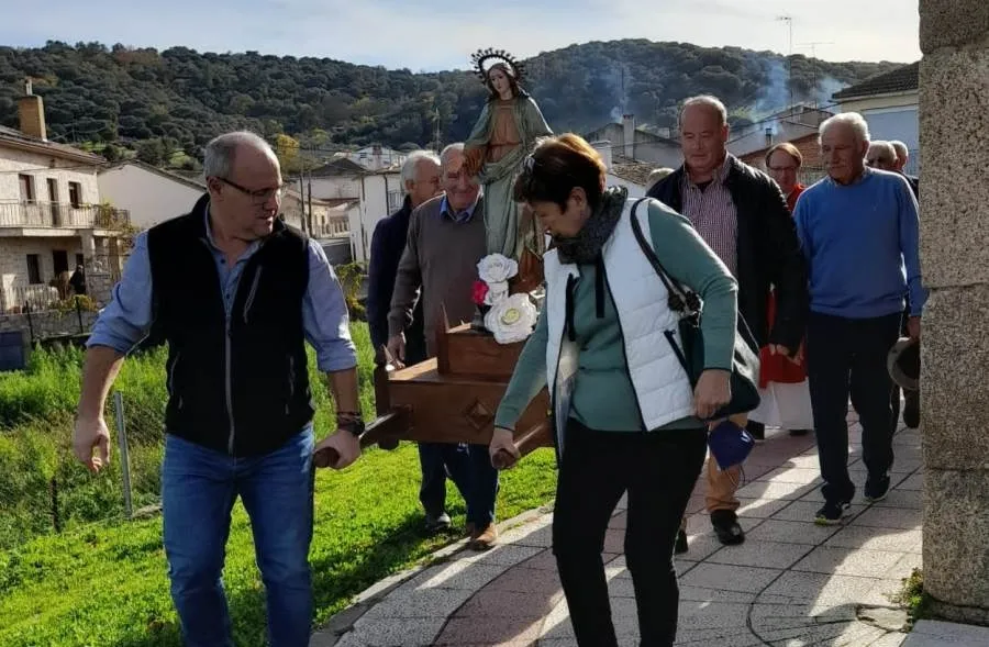 Foto 2 - Los vecinos de Castillejo de Azaba procesionan a Santa Catalina de Alejandr&iacute;a