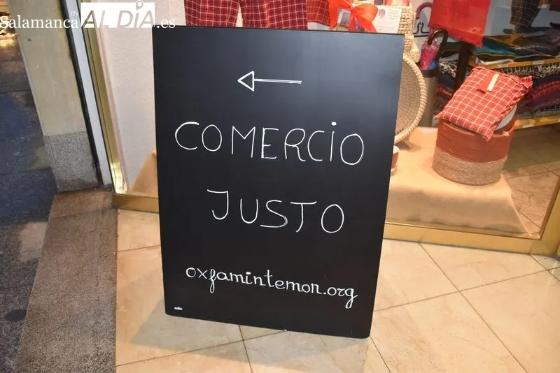 Interior de la tienda de Comercio Justo de Oxfam Intermón - Salamanca en la calle Ancha 26. Foto Carmen Sanchis