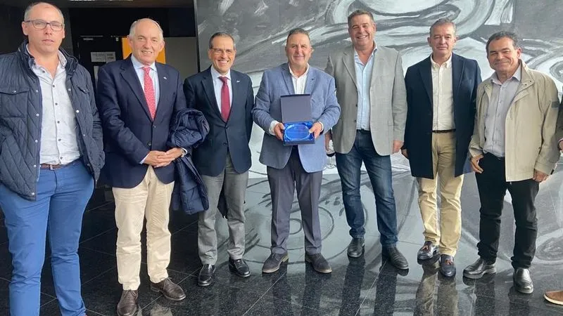 Presidente y gerente de Dehesa Grande con el consejo rector de la cooperativa