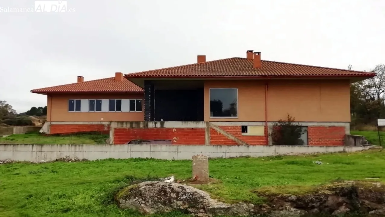 Edificio de la futura residencia de la Tercera Edad construido en la carretera de Saucelle