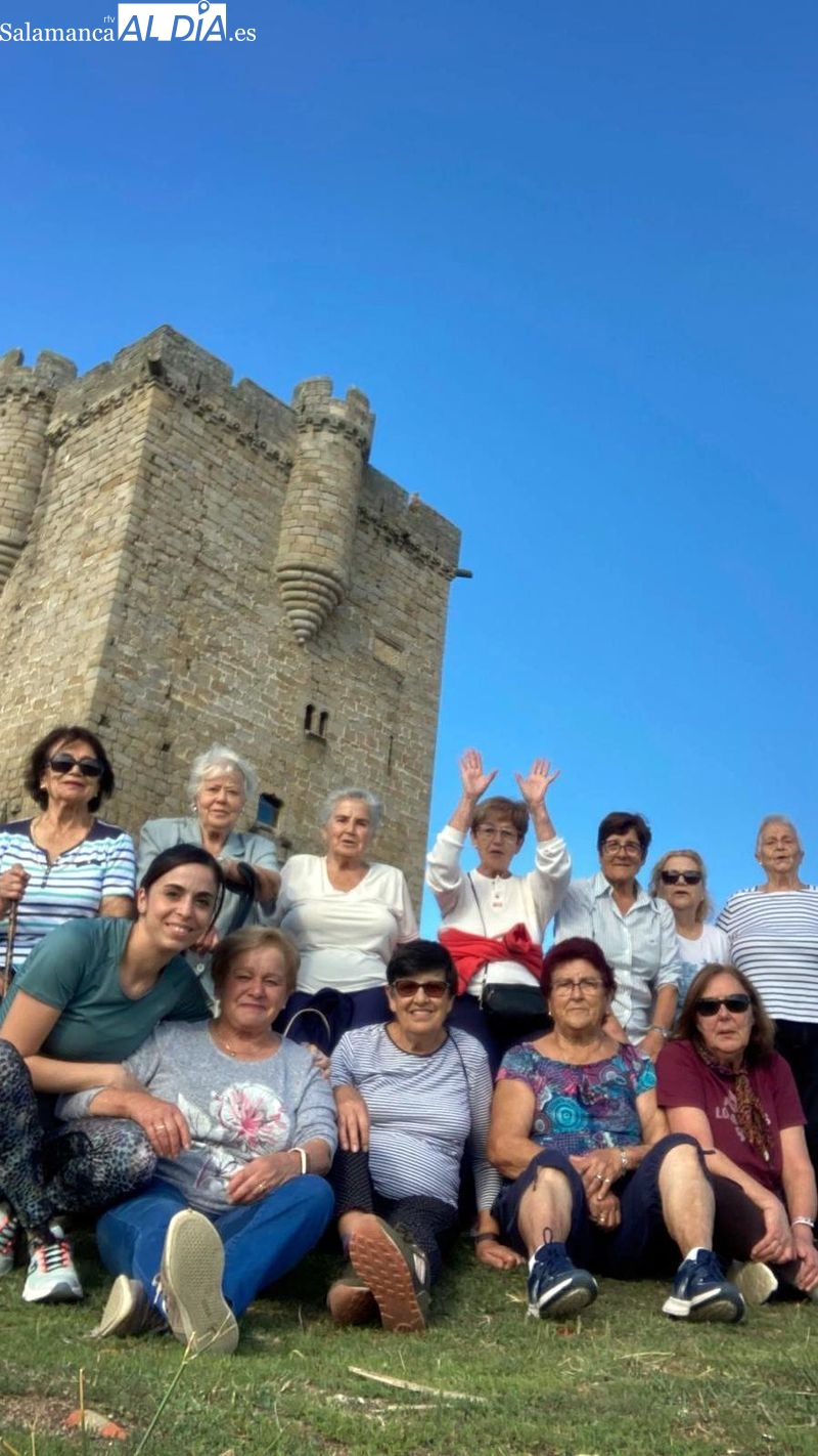 El grupo de San Felices de los Gallegos ante la torre del castillo de la villa