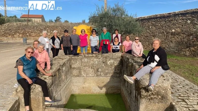 El grupo de San Felices en una de las fuentes del municipio