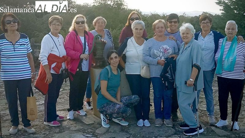 El grupo de San Felices disfrutando del paseo saludable por el entorno del pueblo