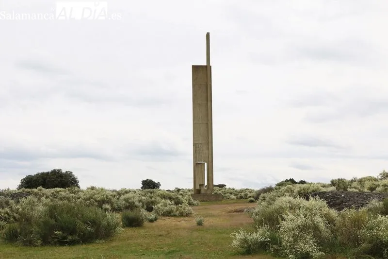 Jorge Páez y el acalde de Villavieja, Jorge Rodríguez, y algunos de los elementos destacados que se incluirán en la que será la primera ruta de arte y naturaleza en Arribes  /  M. C.