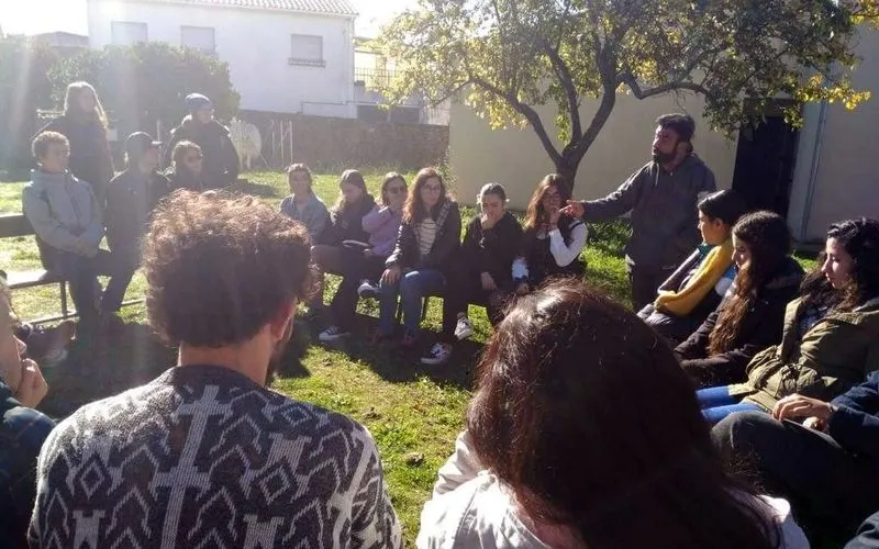 Los estudiantes han conocido de primera mano la elaboración del pan de forma artesanal  