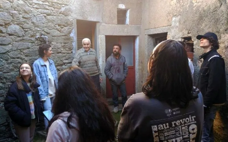 Los estudiantes han conocido de primera mano la elaboración del pan de forma artesanal  