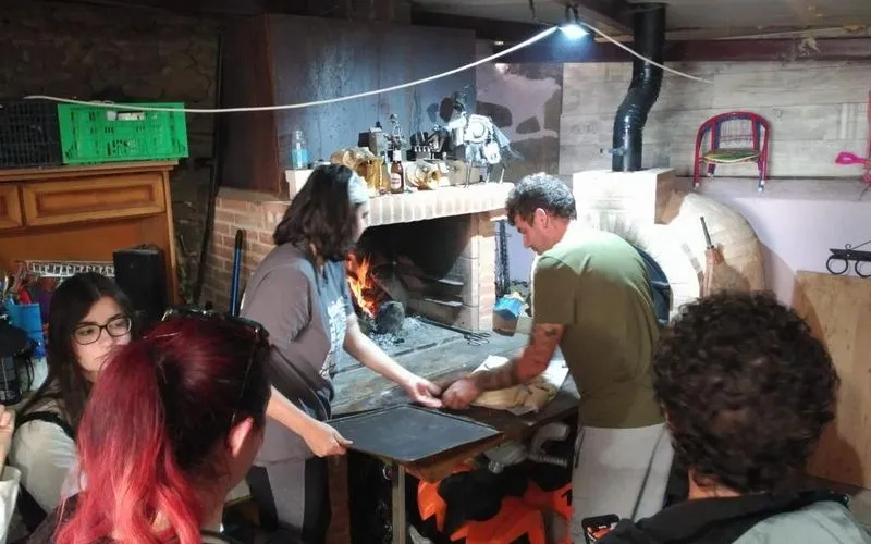 Los estudiantes han conocido de primera mano la elaboración del pan de forma artesanal  