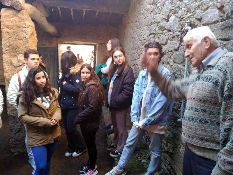 Los estudiantes han conocido de primera mano la elaboración del pan de forma artesanal  