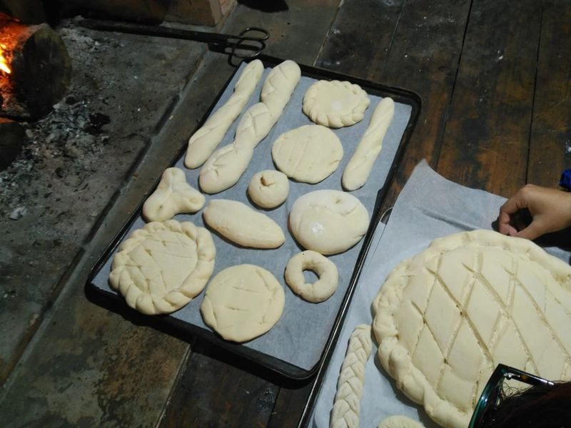 Los estudiantes han conocido de primera mano la elaboración del pan de forma artesanal  