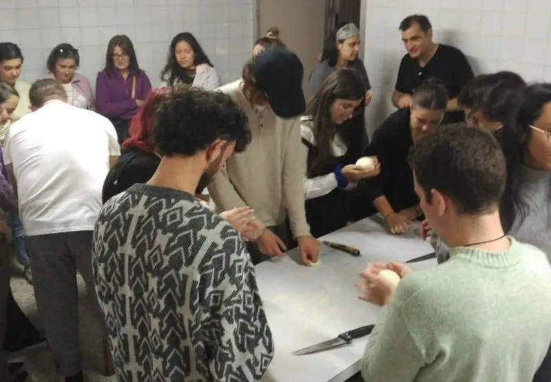 Los estudiantes han conocido de primera mano la elaboración del pan de forma artesanal  