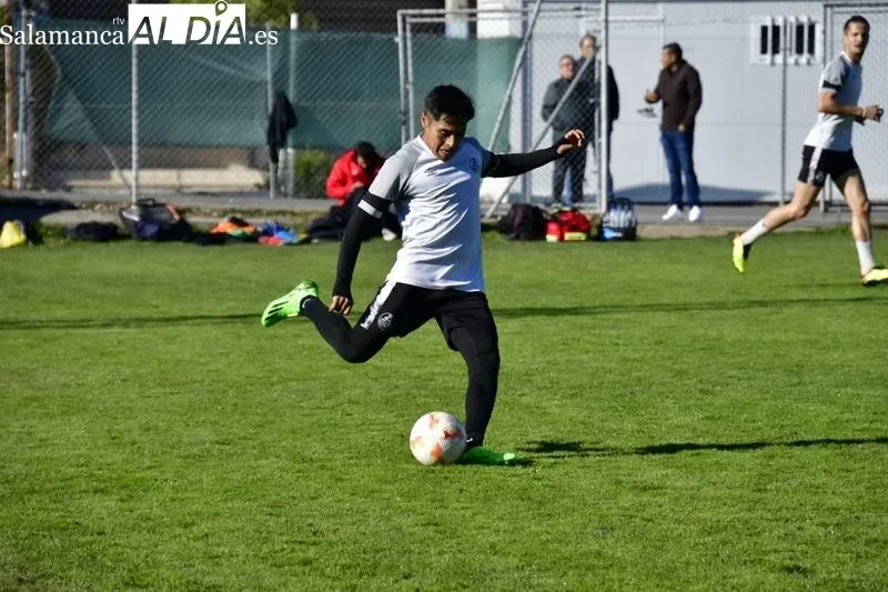 Foto 2 - David Franco vuelve a entrenar con el Salamanca UDS tras torcerse el tobillo; Jos&eacute;, al margen y Diego Benito se ausenta
