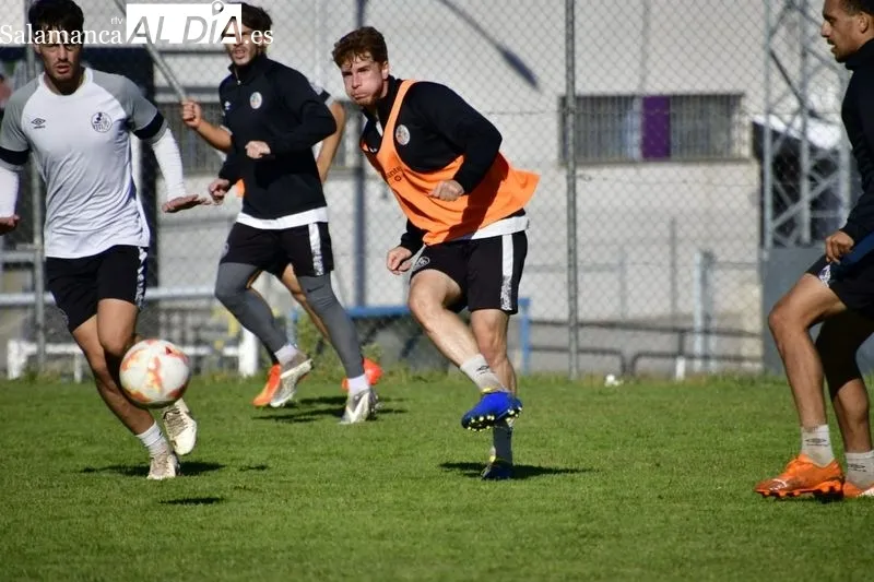 Foto 4 - David Franco vuelve a entrenar con el Salamanca UDS tras torcerse el tobillo; Jos&eacute;, al margen y Diego Benito se ausenta