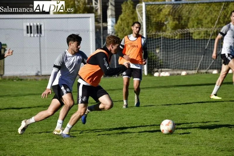 Foto 3 - David Franco vuelve a entrenar con el Salamanca UDS tras torcerse el tobillo; Jos&eacute;, al margen y Diego Benito se ausenta