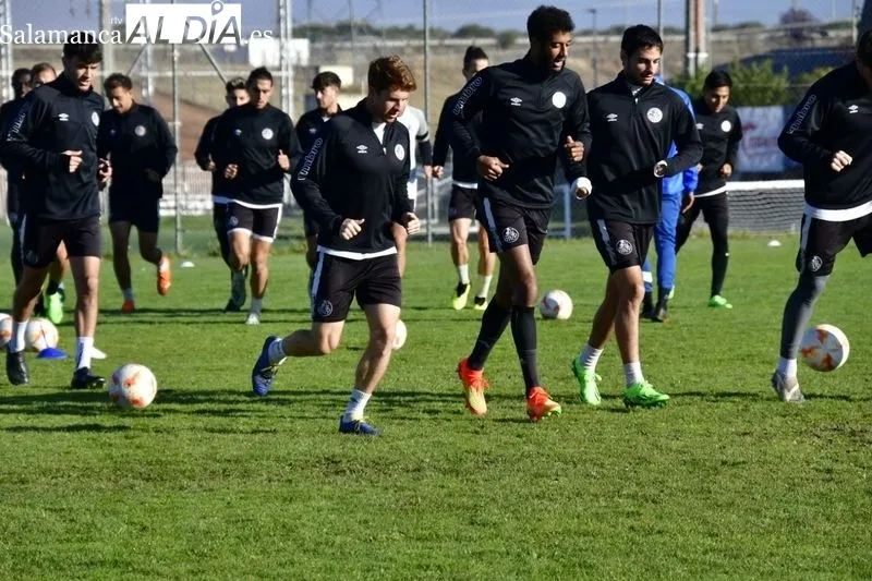 Foto 6 - David Franco vuelve a entrenar con el Salamanca UDS tras torcerse el tobillo; Jos&eacute;, al margen y Diego Benito se ausenta