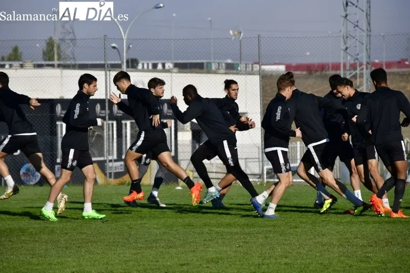 Foto 5 - David Franco vuelve a entrenar con el Salamanca UDS tras torcerse el tobillo; Jos&eacute;, al margen y Diego Benito se ausenta