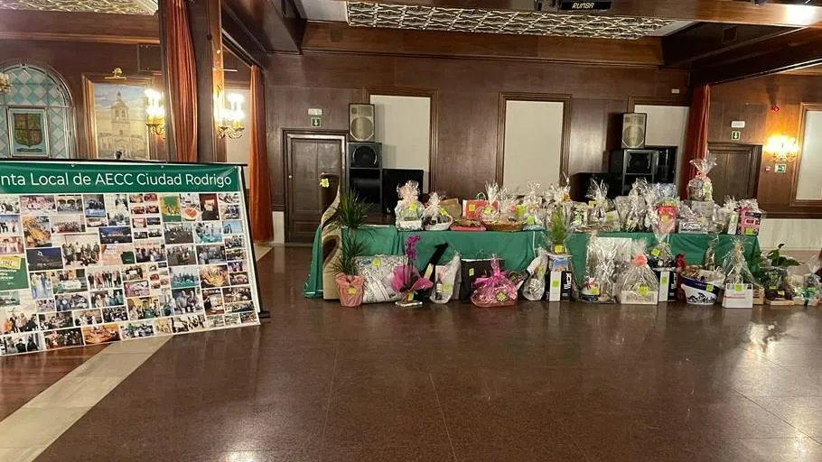 Foto 4 - La AECC recupera su cita en torno a la mesa congregando a 250 comensales