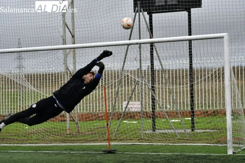Foto 3 - Cara y cruz en el entrenamiento del Salamanca UDS: Mati se va olvidando de la lesi&oacute;n y Peli queda tocado