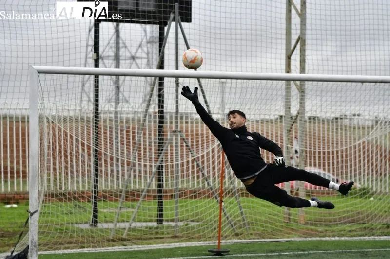 Foto 2 - Cara y cruz en el entrenamiento del Salamanca UDS: Mati se va olvidando de la lesi&oacute;n y Peli queda tocado