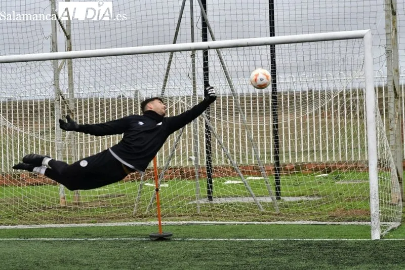 Foto 4 - Cara y cruz en el entrenamiento del Salamanca UDS: Mati se va olvidando de la lesi&oacute;n y Peli queda tocado